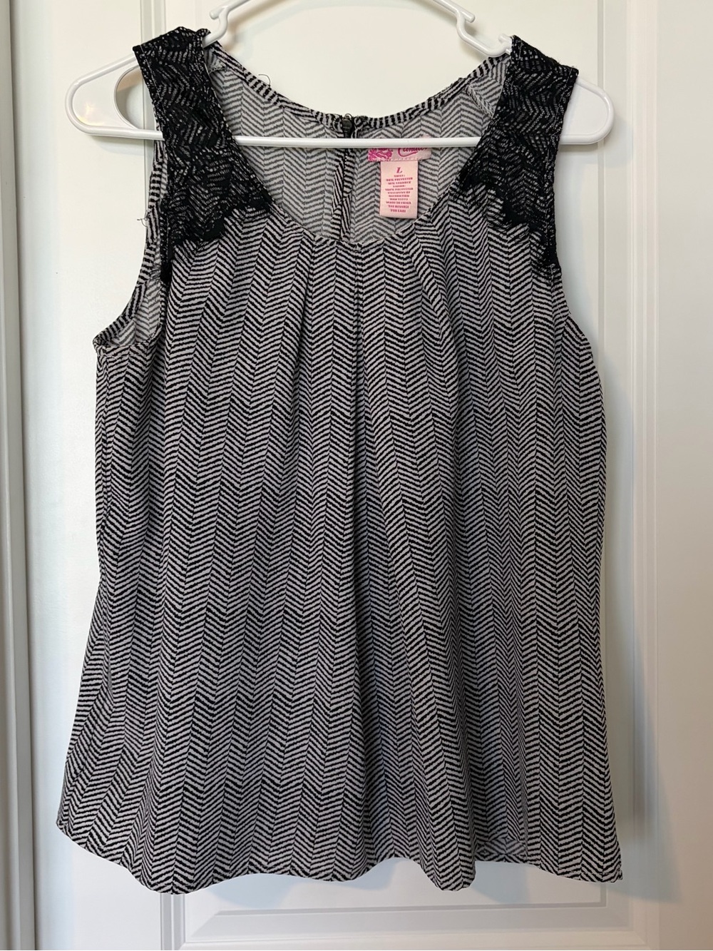 Candie's Black & White Chevron Tank with Lace Shoulders
Size L
